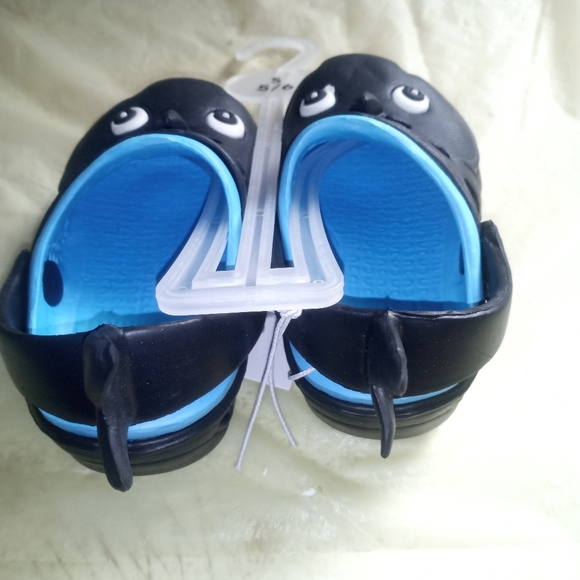 Black shark clogs size small 5/6 ( box AS ) - Picture 3 of 4